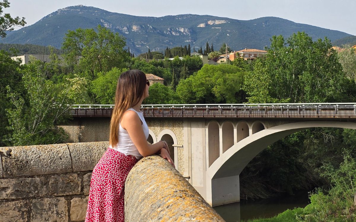 chica disfrutando del encanto de pueblos medievales